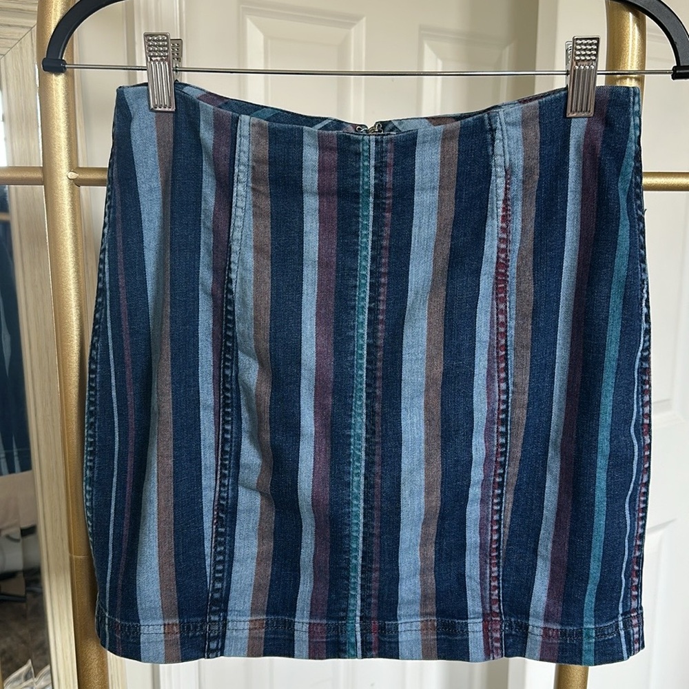FREE PEOPLE modern femme novelty denim striped mini skirt (size 6) ✨